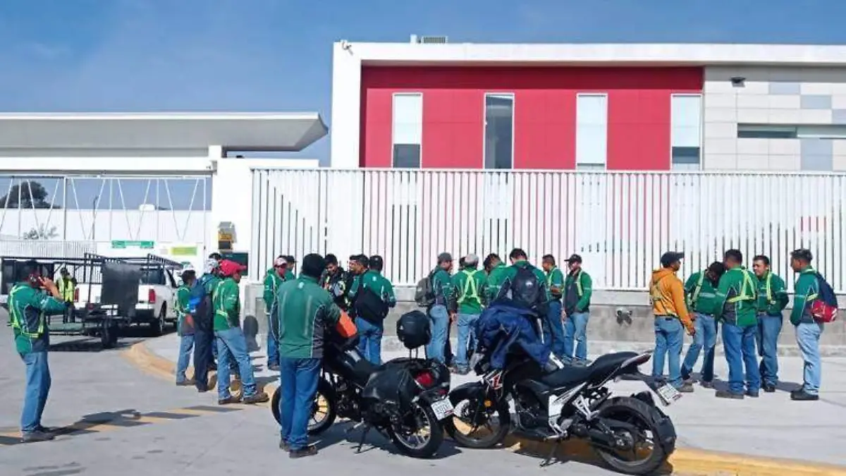 Trabajadores de Heineken Puebla realizan paro de actividades, acusan vida laboral precaria